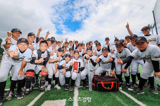 동인천중학교 선수들과 주장 이은찬이 17일 강원도 인제에서 열린 ‘제3회 하늘내린인제 전국 우수중학교 초청 야구페스티벌’ A조에서 우승한 뒤 기념 사진을 찍고 있다. 인제|이준헌 기자