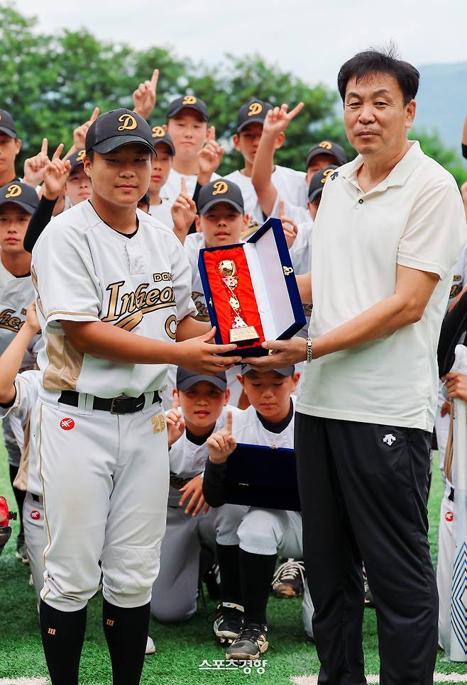 동인천중 이은찬이 17일 강원도 인제에서 열린 ‘제3회 하늘내린인제 전국 우수중학교 초청 야구페스티벌’ A조에서 최우수 선수상을 받은 뒤 기념 사진을 찍고 있다. 인제|이준헌 기자