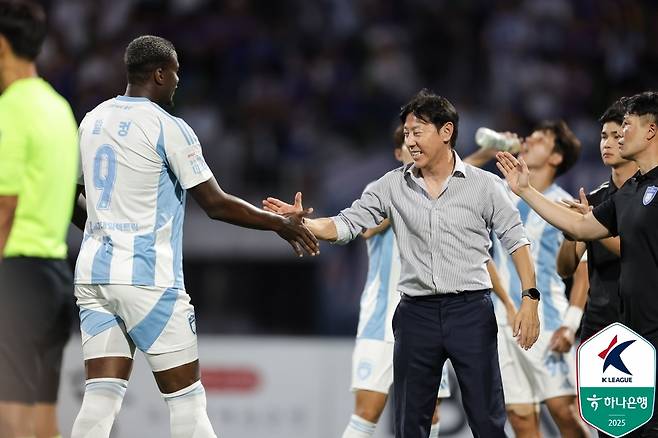 신태용 울산 감독(가운데) | 프로축구연맹 제공