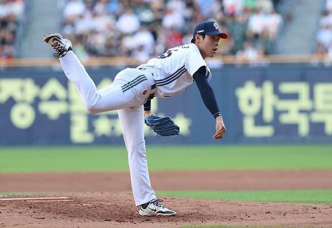 ▲ 윤태호는 이날 평균 150km 이상의 빠른 공과 슬라이더, 커브까지 다양한 구종 모두 합격점을 받았다 ⓒ두산베어스