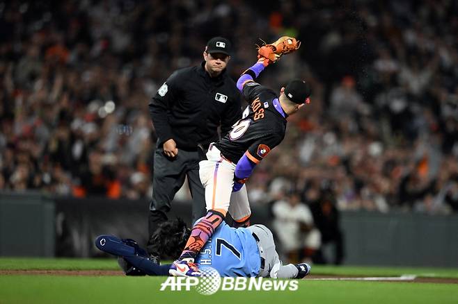 탬파베이 레이스 김하성(아래)이 17일(한국 시각) 미국 캘리포니아주 샌프란시스코에 위치한 오라클파크에서 펼쳐진 2025 미국 프로야구 메이저리그(MLB) 탬파베이 레이스와 샌프란시스코 자이언츠의 맞대결에서 9회 아웃되고 있다. /AFPBBNews=뉴스1
