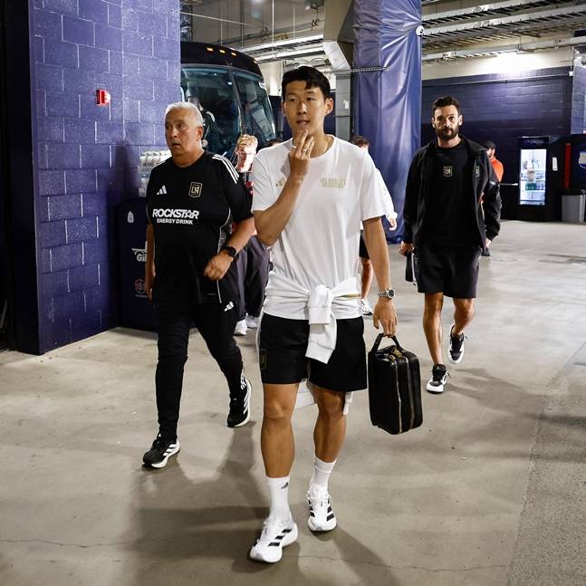 17일 경기를 앞두고 출근하고 있는 손흥민(가운데). /사진=MLS 공식 SNS