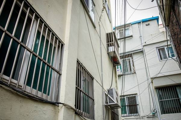 색과 모양이 획일적인 요즘 방범창. 방범의 목적에만 충실한 모습이다. [사진 | 오상민 작가]