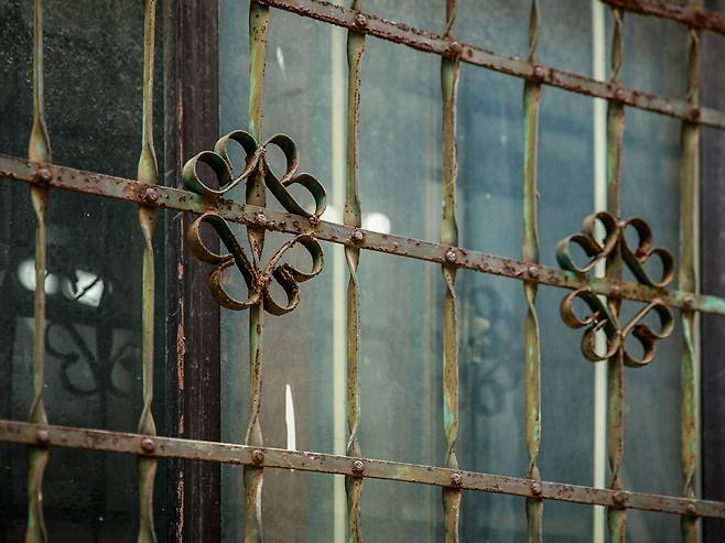 옛 방범창살의 다양한 문양. 마치 예술작품 같다. [사진 | 오상민 작가]