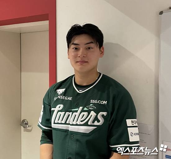 SSG 랜더스 조병현이 16일 인천 SSG랜더스필드에서 열린 2025 신한 SOL Bank KBO리그 LG 트윈스전 이후 취재진과 인터뷰에 응하고 있다. 엑스포츠뉴스 인천, 김유민 기자