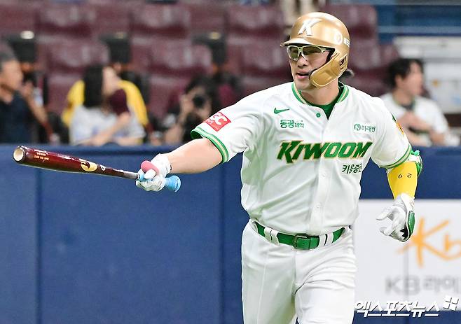 키움 히어로즈 임지열이 17일 고척 KT 위즈전에서 홈런을 친 뒤 기뻐하고 있다. 고척, 김한준 기자