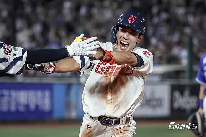 롯데 자이언츠 황성빈이 17일 부산 사직야구장에서 열리는 2025 신한 SOL Bank KBO리그 삼성 라이온즈와의 팀 간 13차전에서 9회초 동점 솔로 홈런을 기록했다. 사진 롯데 자이언츠