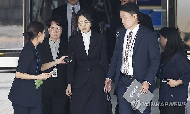 영장실질심사 마친 김건희 여사 (서울=연합뉴스) 윤석열 전 대통령 부인 김건희 여사가 12일 구속 전 피의자 심문(영장실질심사)을 마친 뒤 서울 서초구 서울중앙지법을 나서고 있다. 2025.8.12 [사진공동취재단] photo@yna.co.kr