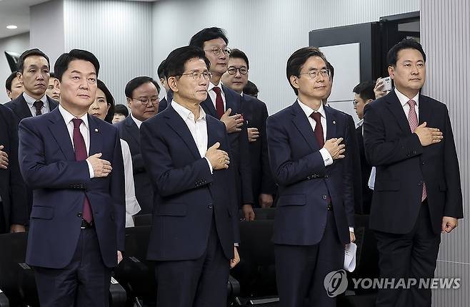 제6차 전당대회 수도권·강원·제주 합동연설회 (서울=연합뉴스) 국민의힘 안철수(왼쪽부터), 김문수, 조경태, 장동혁 당대표 후보들이 14일 오후 서울 여의도 국민의힘 중앙당사에서 열린 제6차 전당대회 수도권·강원·제주 합동연설회에서 국민의례를 하고 있다. 2025.8.14 [국회사진기자단] pdj6635@yna.co.kr