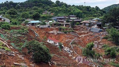 산청 생비량면…흘러내리는 마을 (산청=연합뉴스) 김동민 기자 = 지난달 21일 오후 경남 산청군 생비량면 상능로 산기슭에 위치한 일대 마을이 최근 발생한 집중호우·산사태 여파로 매몰돼 있다. image@yna.co.kr