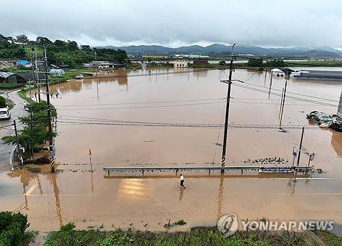 물바다 된 농경지 (예산=연합뉴스) 류영석 기자 = 지난달 17일 폭우로 침수된 충남 예산군 삽교읍 수촌리에서 한 농민이 침수된 도로를 건너고 있다. ondol@yna.co.kr
