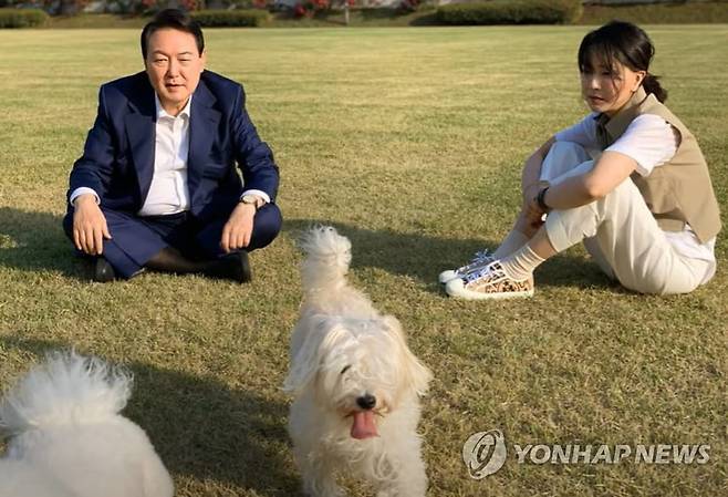 윤 대통령 내외, 대통령실 청사 잔디광장에서 '반려견과 함께' (서울=연합뉴스) 윤석열 대통령과 김건희 여사가 서울 용산 대통령실 앞 잔디 광장에서 반려견들과 시간을 보내는 모습이 SNS를 통해 29일 공개됐다. 2022.5.29 [페이스북 건희사랑 캡처. 재판매 및 DB 금지] photo@yna.co.kr