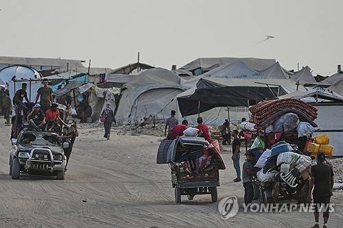 짐 싣고 이동하는 가자 주민들 [AP 연합뉴스 자료사진. 재판매 및 DB 금지]