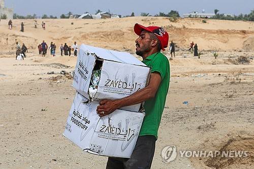 구호품 상자를 나르는 가자 주민 [로이터=연합뉴스 자료사진. 재판매 및 DB 금지]