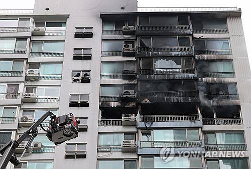 마포 창전동 아파트에서 화재
      (서울=연합뉴스) 이진욱 기자 = 17일 서울 마포구 창전동 한 아파트에서 화재가 발생, 소방대원들이 잔불을 정리하고 있다.  2025.8.17
      cityboy@yna.co.kr 
(끝)