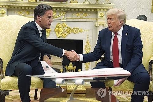 2025년 7월 14일 미국 백악관에서 악수하는 마르크 뤼터(왼쪽) 나토 사무총장과 도널드 트럼프(오른쪽) 미국 대통령 [AP 연합뉴스 자료사진. 재판매 및 DB 금지]