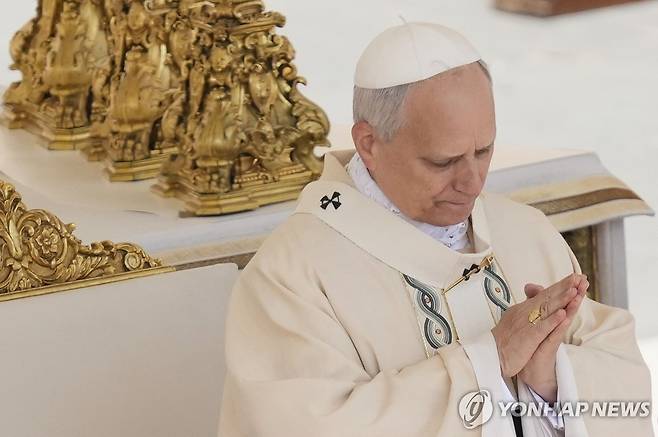 5월18일(현지시간) 즉위 미사에서 '어부의 반지' 끼고 생각에 잠긴 레오 14세 교황 [AP 연합뉴스 자료사진. 재판매 및 DB 금지]