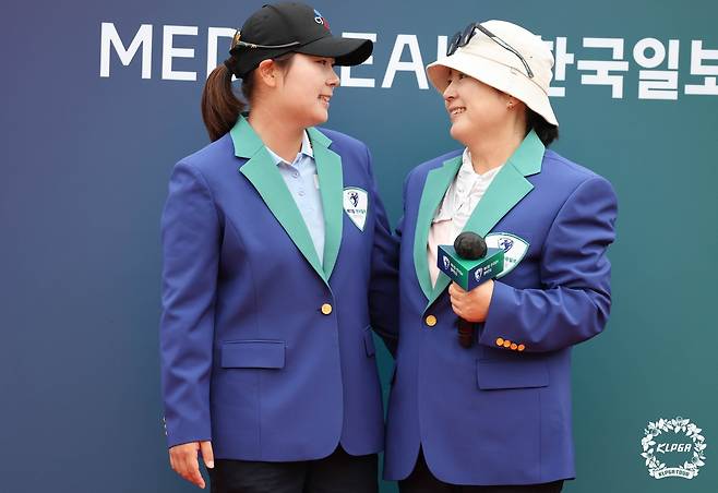 어머니와 함께 챔피언 재킷을 입은 홍정민. [KLPGA 제공. 재판매 및 DB 금지]