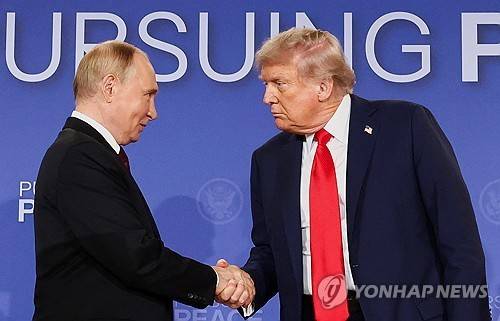 15일 알래스카 정상회담 후 기자회견에서 악수하는 두 정상 [로이터 연합뉴스 자료사진. 재판매 및 DB 금지]