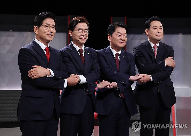 2차 텔레비전 토론회에서 기념촬영하는 국민의힘 당 대표 후보들 (서울=연합뉴스) 국민의힘 당 대표 선거에 출마한 후보들이 17일 서울 여의도 KBS에서 열린 2차 텔레비전 토론회에 앞서 기념 촬영을 하고 있다. (왼쪽부터) 김문수, 조경태, 안철수, 장동혁 후보. 2025.8.17 [국회사진기자단] hkmpooh@yna.co.kr