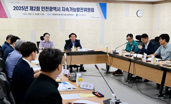 유정복 인천시장이 18일 인천시청 공감회의실에서 열린 ‘2025년 제2회 인천시 지속가능발전위원회’에서 위원들과 인천만의 지속가능발전 방향을 논의하고 있다. /인천시 제공