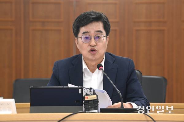 김동연 경기도지사가 20일 평택을 시작으로 경기도 내 시군 구석구석을 다니는 ‘민생경제 현장투어’에 나선다. 사진은 지난 5일 오전 경기도청 율곡홀에서 열린 경기도 현안 대책회의에서 발언하는 김 지사의 모습. 2025.8.5 /최은성기자 ces7198@kyeongin.com