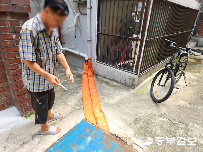 18일 오후 군포시 산본1동 반지하 주택에 거주하는 한 거주민이 작년 호우 시 침수 상황을 설명하고 있다. 이보현 기자