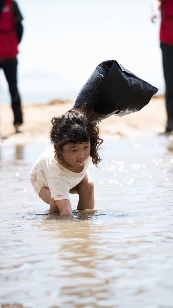 "저도 새우 잡을 수 있어요." 주섬주섬 음악회 맨손대하잡이에 참여한 어린이가 대하를 잡으며 즐거워하고 있다. 2025.8.16 [경인방송DB]
