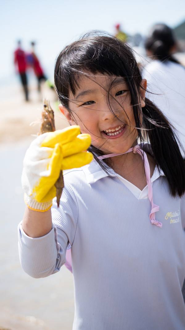 "저도 드디어 잡았어요." 주섬주섬 음악회 맨손대하잡이에 참가한 어린이가 직접 잡은 새우를 들어보이며 미소짓고 있다. 2025.8.16 [경인방송DB]