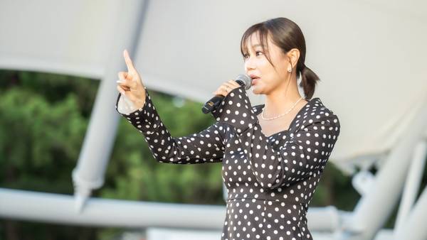 제9회 주섬주섬음악회 경인방송 '김양의 디너쇼' 특집 공개방송 MC를 맡은 DJ 김양이 무대에 올라 관객들과 인사하고 있다. 2025.8.16 [경인방송DB]