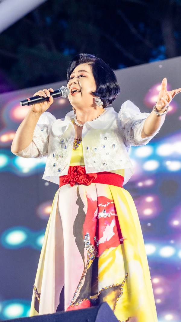 제9회 주섬주섬 음악회 경인방송 '김양의 디너쇼' 특집 공개방송에 출연한 덕적도 출신 가수 조성자가 열창하고 있다. 2025.8.16 [경인방송DB]