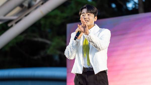 제9회 주섬주섬 음악회 경인방송 '김양의 디너쇼' 특집 공개방송에 출연한 가수 박민수가 열창하고 있다. 2025.8.16 [경인방송DB]