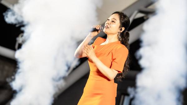 제9회 주섬주섬 음악회 경인방송 '김양의 디너쇼' 특집 공개방송에 출연한 가수 왁스가 열창하고 있다. 2025.8.16 [경인방송DB]