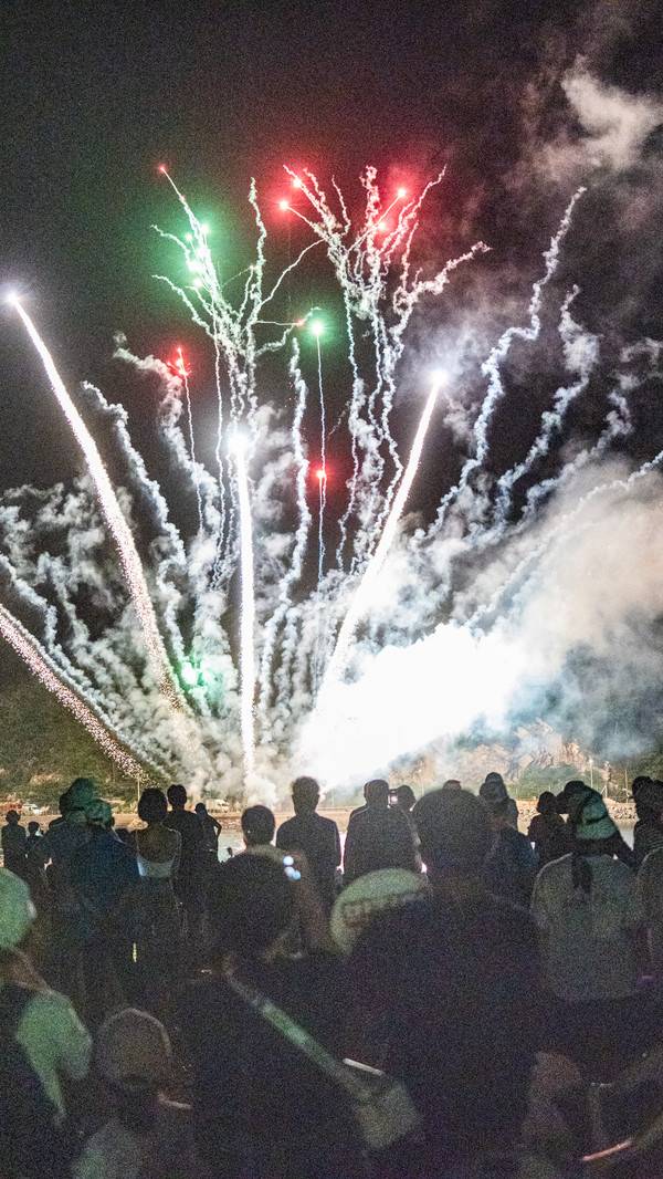 화려한 불꽃놀이를 끝으로 제9회 주섬주섬음악회가 마무리 됐다. 2025.8.16 [경인방송DB]