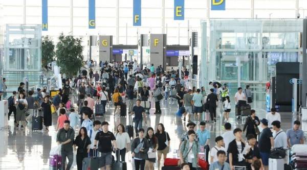 붐비는 인천공항 터미널 [사진 = 인천국제공항공사]