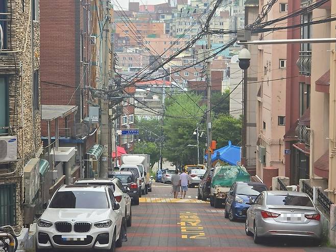 11일 오전 10시께 인천 중구 율목동 일대는 평일 낮임에도 차량으로 빼곡하다. <사진=김민지 기자>