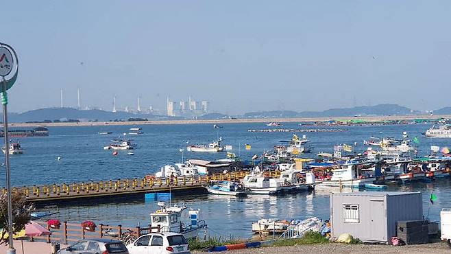 소박한 어촌의 정취와 다양한 체험을 함께 즐길수 있는 서산 삼길포항 전경. 가족단위 여행객과 미식 여행객에 인기를 끌고 있다.