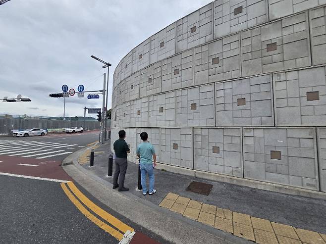 대전시는 관내 보강토 옹벽 등 총 18개소에 대한 특별 안전점검을 실시하고 있다. 사진제공은 대전시