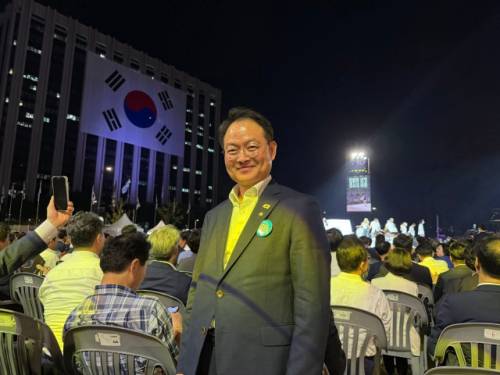 ◇더불어민주당 허영(춘천갑) 국회의원이 지난 15일 광화문광장에서 열린 국민임명식에 참석해 기념촬영을 하고 있다.