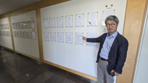 ◇비피도 본사에 걸려 있는 SCI급 논문, 특허증. 30년 가까이 축적한 기술력을 보여준다. 사진=신하림기자