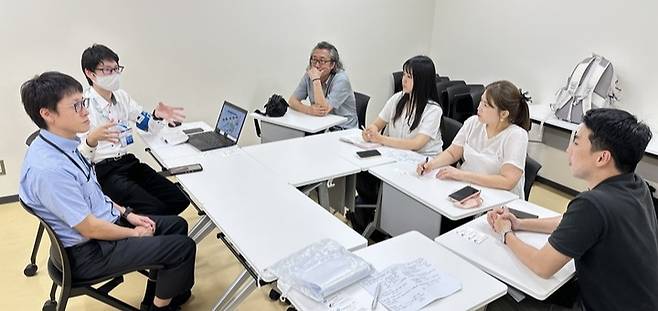 JR서일본 카나자와 지사 관계자들과 인터뷰를 진행하고 있다.