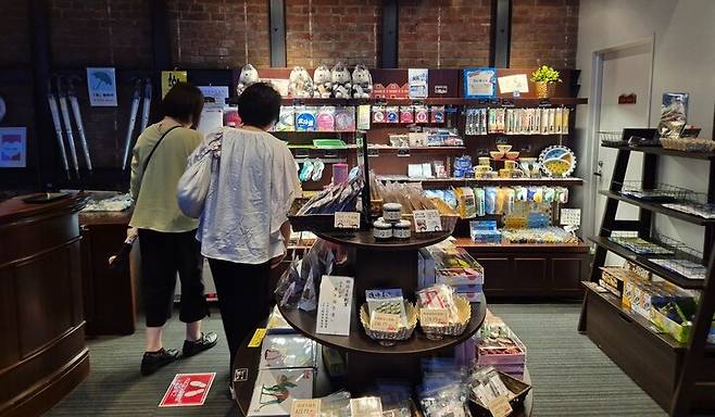 쓰루가 대표 관광지 붉은벽돌창고에는 철도를 컨셉으로한 기념품이 다양하게 판매되고 있다.