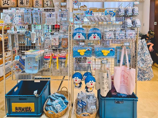 타카오카시역 내 도라에몽 기념품숍.