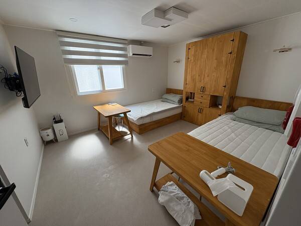 통영 '제3의공간' 숙소 트윈룸. /주성희 기자