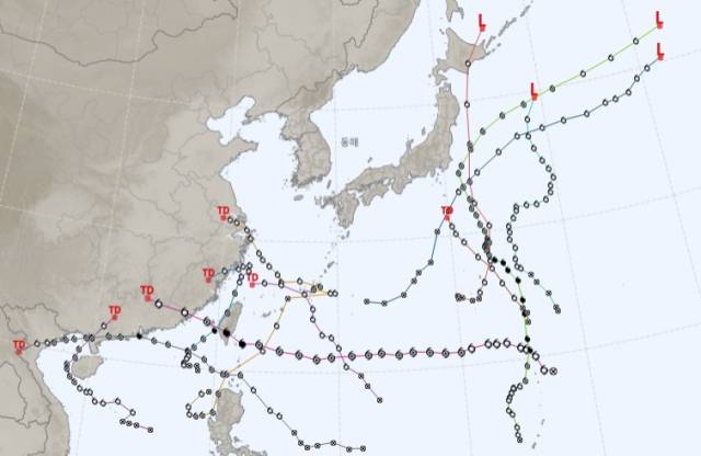 2025년 1호 태풍 우딥부터 11호 태풍 버들까지 최종 이동경로. 상당수가 한반도에 정체해 열돔을 만든 고기압 세력(북태평양 고기압, 티베트 고기압)에 의해 튕겨났다. 기상청