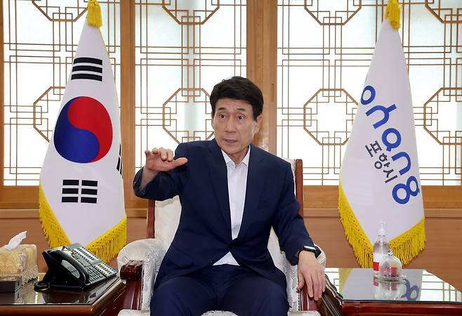 철강의 도시를 넘어 미래도시로 도약하겠다고 다짐하는 이강덕 포항시장. /이용선기자