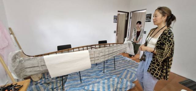 타이베이 트레저힐아티스트빌리지에 머무르고 있는 나미아(오른쪽) 작가가 9월 공관거리예술제에 선보일 작품을 설명하고 있다. 플라스틱으로 구상하던 배 재료를 이곳에서 익힌 기술 덕분에 나무로 바꿨다고 말했다. 타이베이(대만)=김희돈 기자