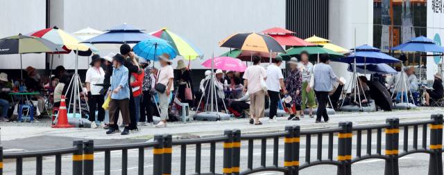 하반기 부산 신축 단지들의 분양이 잇따르면서 이들의 성적에 관심이 집중된다. 지난달 ‘르엘 리버파크 센텀’ 견본주택 인근에 이른바 ‘떴다방’이 등장해 방문객들과 상담을 하고 있다. 정종회 기자 jjh@