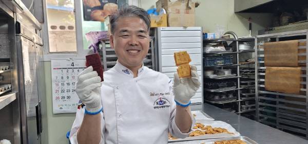 최권수 우리밀 발전협의체 회장이 갓 구운 우리밀로 만든빵을 선보이고 있다.