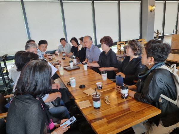 경북일보 영주지역 독자권익위원회 지면평가 회의가 지난 12일 울진 국립해양과학관 에서 열려 위원들이 토론을 하고 있다.